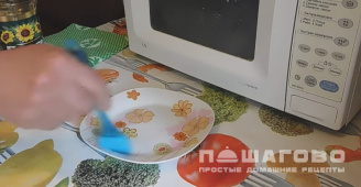 Фото приготовления рецепта: Яичница в микроволновке - шаг 1