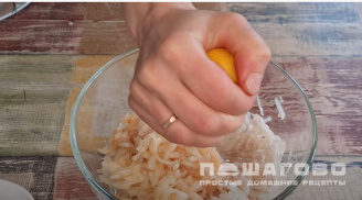 Фото приготовления рецепта: Салат из топинамбура с морковью и яблоком - шаг 2