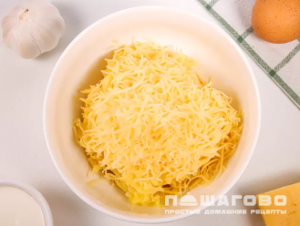 Фото приготовления рецепта: Картофельная запеканка из сырого картофеля - шаг 2