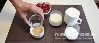 Фото приготовления рецепта: Панна-котта малиновая - шаг 1