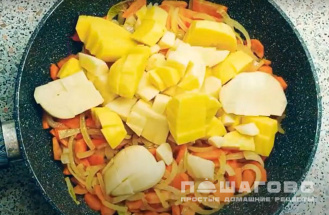 Фото приготовления рецепта: Овощное рагу из кабачков с картофелем - шаг 3