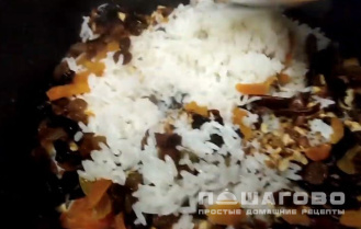 Фото приготовления рецепта: Сладкий плов с сухофруктами и орехами - шаг 4