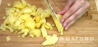 Фото приготовления рецепта: Салат оливье с мясом и свежими огурцами - шаг 7