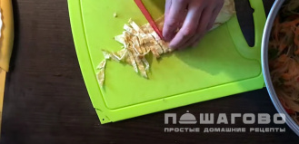 Фото приготовления рецепта: Салат с фунчозой и морепродуктами - шаг 11