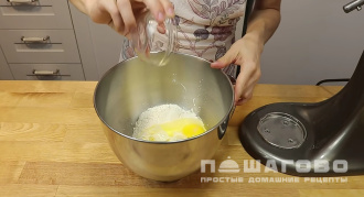 Фото приготовления рецепта: Пирог с заварным кремом и клубникой - шаг 1