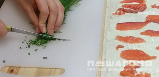 Фото приготовления рецепта: Рулеты с семгой в лаваше - шаг 4