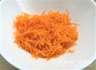 Фото приготовления рецепта: Салат с курагой и грецким орехом - шаг 3