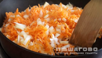 Фото приготовления рецепта: Гороховая каша с луком - шаг 3
