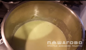 Фото приготовления рецепта: Суп-пюре из лука-порея - шаг 4