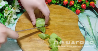 Фото приготовления рецепта: Фруктовый салат с йогуртом - шаг 2
