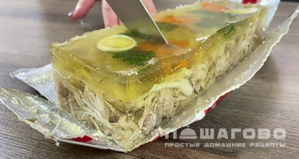 Фото приготовления рецепта: Заливное из курицы - шаг 11