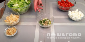 Фото приготовления рецепта: Салат с креветками и помидорами черри - шаг 7