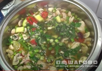 Фото приготовления рецепта: Куриный суп с овощами - шаг 3