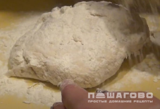 Фото приготовления рецепта: Тесто для пиццы с любой начинкой - шаг 2