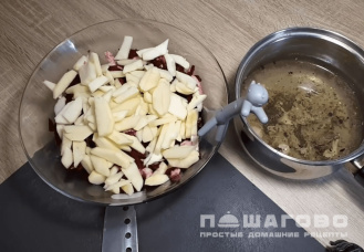 Фото приготовления рецепта: Салат из свеклы с курагой и изюмом - шаг 4
