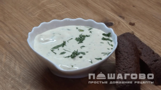 Фото приготовления рецепта: Белый чесночный соус - шаг 3
