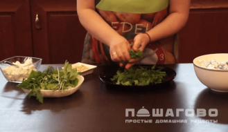Фото приготовления рецепта: Салат из запеченной свеклы с сыром фета - шаг 2