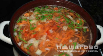 Фото приготовления рецепта: Щи из сныти с курочкой - шаг 5