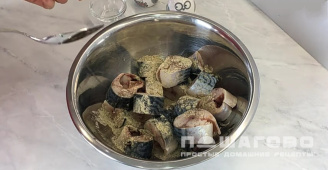 Фото приготовления рецепта: Тушенная скумбрия с овощами на сковороде - шаг 2