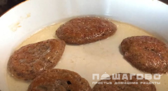 Фото приготовления рецепта: Оладьи из куриной печени - шаг 4