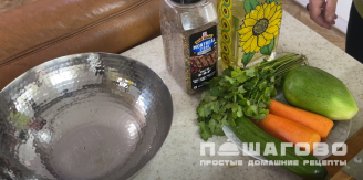 Фото приготовления рецепта: Салат с корейской морковью, огурцом и редькой - шаг 1