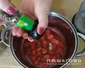 Фото приготовления рецепта: Остро-пряный клубничный соус к мясу - шаг 2