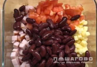 Фото приготовления рецепта: Салат с фасолью, помидорами и сыром - шаг 4