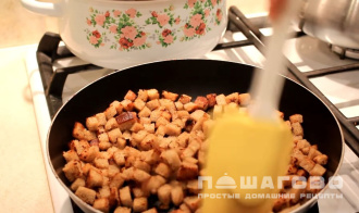 Фото приготовления рецепта: Салат из фасоли с сухариками - шаг 2