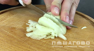 Фото приготовления рецепта: Салат Прага с курицей и черносливом - шаг 1