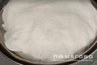 Фото приготовления рецепта: Сыр филадельфия из сметаны и йогурта - шаг 4