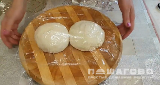 Фото приготовления рецепта: Пицца с филадельфией и маринованным лососем - шаг 3