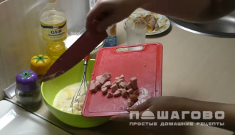 Фото приготовления рецепта: Омлет с колбасой на сковороде - шаг 2
