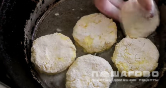 Фото приготовления рецепта: Постные сырники с яблоками и творогом - шаг 6