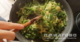Фото приготовления рецепта: Салат из зеленой фасоли с яйцами - шаг 6