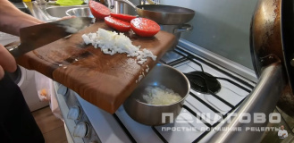 Фото приготовления рецепта: Томатный суп с рисом и зеленью - шаг 6