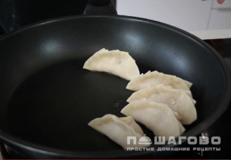 Фото приготовления рецепта: Японские пельмени гедза (Геза) с мясным фаршем - шаг 4