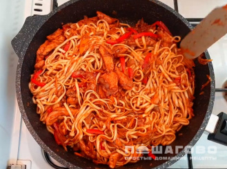 Фото приготовления рецепта: Лапша удон с курицей и овощами - шаг 7