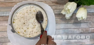 Фото приготовления рецепта: Салат из курицы с ананасами и кукурузой - шаг 7