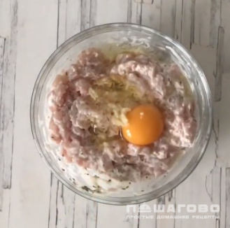 Фото приготовления рецепта: Куриные котлеты по-французски - шаг 2