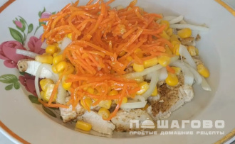 Фото приготовления рецепта: Салат с кукурузой и корейской морковью - шаг 4