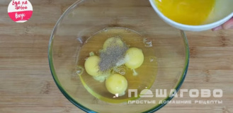 Фото приготовления рецепта: Запеканка из кабачка с зерненым творогом - шаг 4