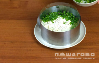 Фото приготовления рецепта: Оливье слоями с колбасой и огурцами - шаг 5