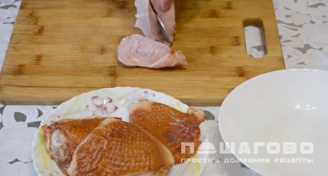 Фото приготовления рецепта: Салат из курицы с корейской морковкой и кукурузой - шаг 2