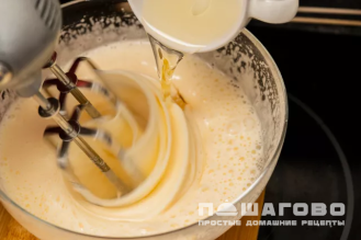 Фото приготовления рецепта: Шарлотка с ревенем - шаг 3