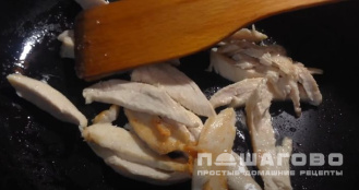 Фото приготовления рецепта: Салат с куриной грудкой авокадо и оливками - шаг 1