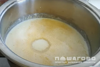 Фото приготовления рецепта: Каша из кукурузной крупы на молоке - шаг 3