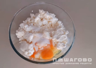 Фото приготовления рецепта: Сырники из домашнего творога - шаг 1