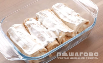 Фото приготовления рецепта: Яичные блинчики с курицей и грибами - шаг 7
