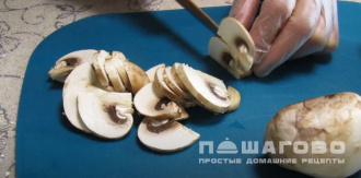 Фото приготовления рецепта: Салат Белый медведь с курагой и грецким орехом - шаг 3