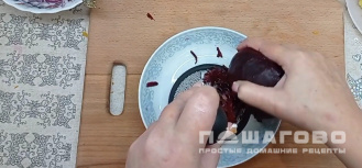Фото приготовления рецепта: Селедка под шубой с розами - шаг 5